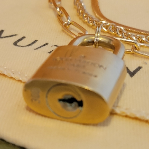 GUARANTEED AUTHENTIC Louis Vuitton padlock/Key necklace/bracelet set - Picture 5 of 6